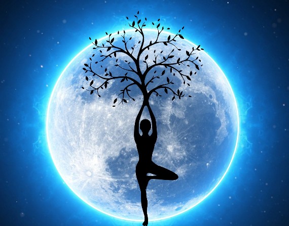 Yogahaltung vor dem Vollmond